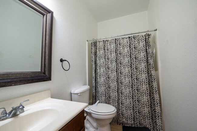 Building Photo - 1414 S Maple Dr