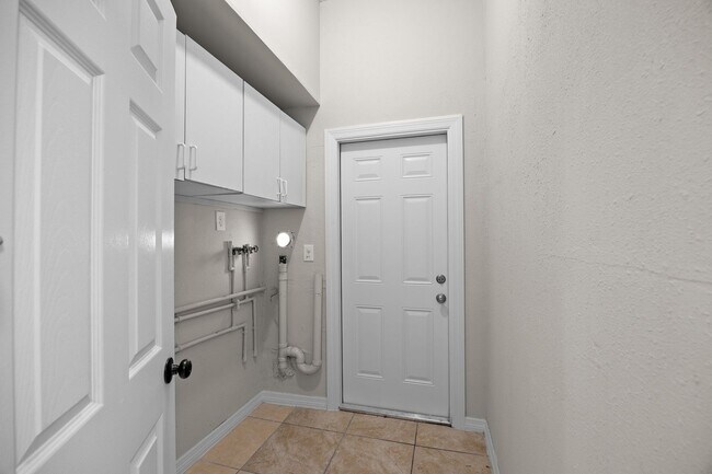 Building Photo - Modern Touches, Classic Charm—Your Bradenton Home Awaits