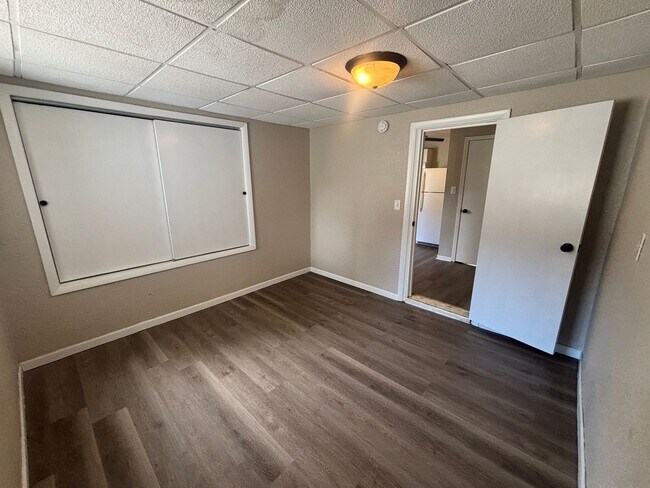 Building Photo - Lower 2 Bedroom Unit Apartment