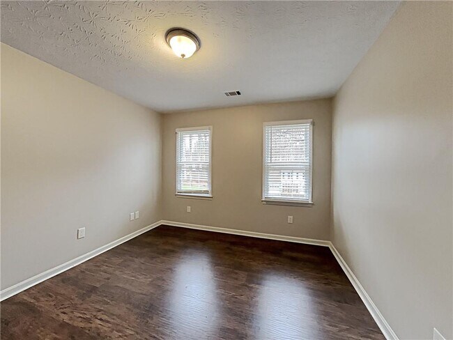 Building Photo - 820 Providence Dr