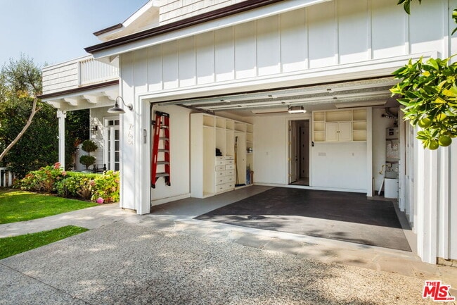 Building Photo - 765 N Almar Ave