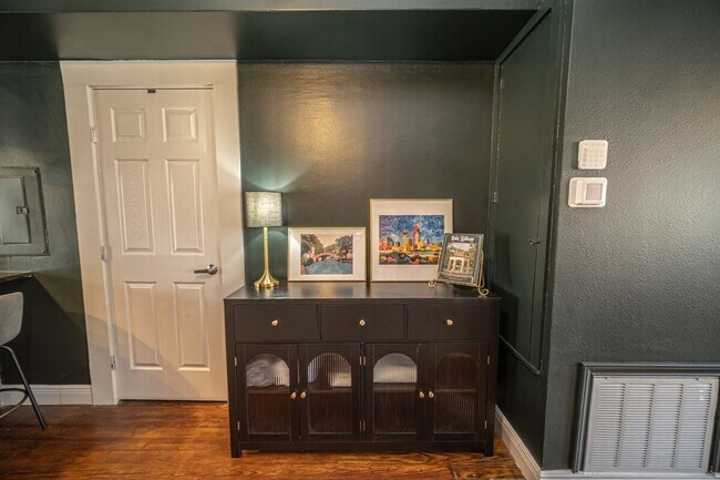 Building Photo - 309 King William St