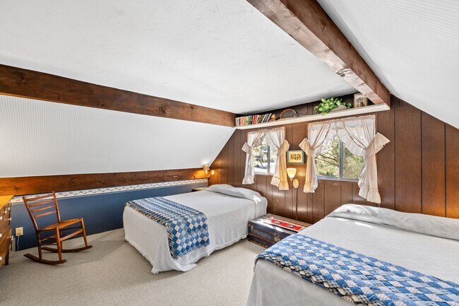 Building Photo - 3 bedroom, 2 bathroom, Spacious Scenic Munds Park Home!