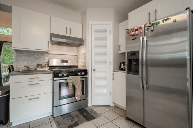 Building Photo - 115 Winterberry Dr
