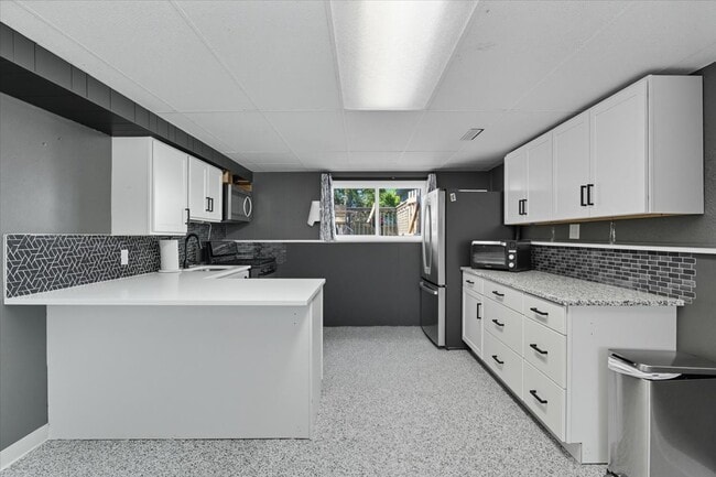 Building Photo - 830 Russell Ave