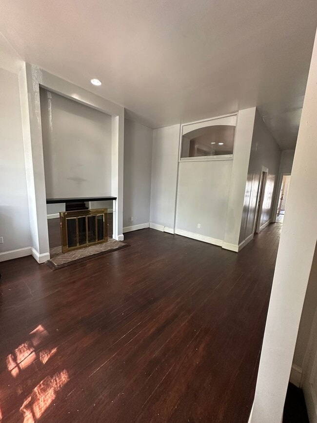 Building Photo - 3 BED | 2.5 BATH | OFF STREET PARKING | PRIVATE BACKYARD | HISTORIC DISTRICT