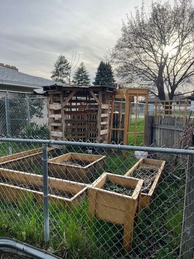 Building Photo - 15102-15104 E Rich Ave