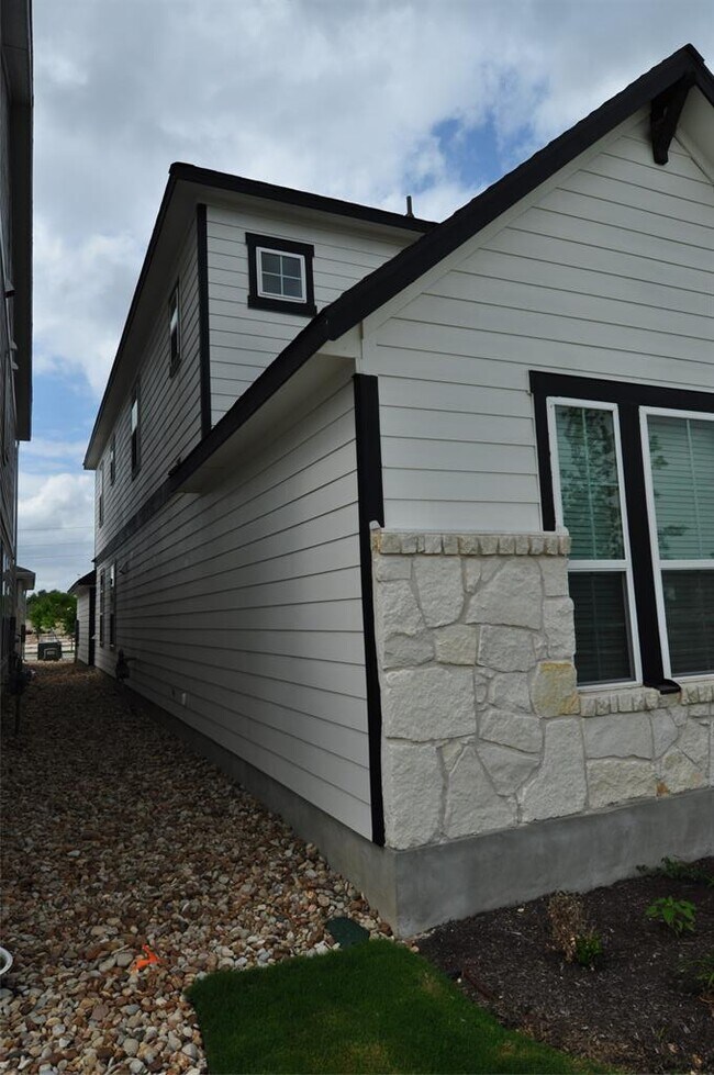 Building Photo - 1621 Bella Dr