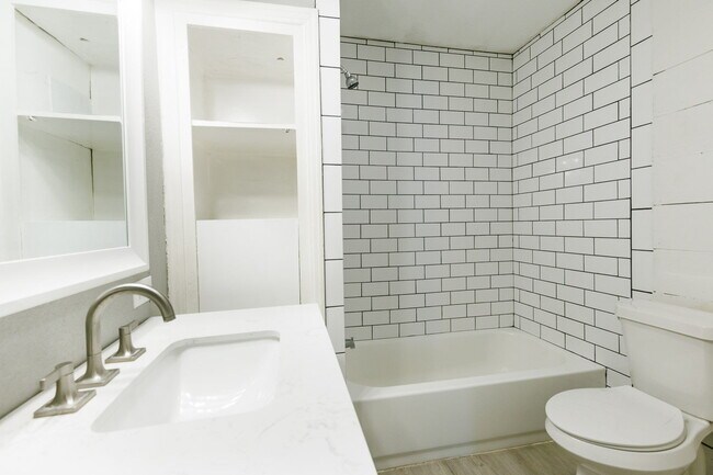 Building Photo - 3 bedroom just minutes away from TTU and Hospitals!