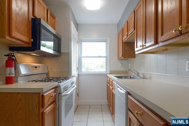 Building Photo - 395 S Park St