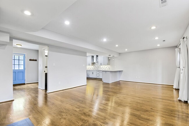 Building Photo - Fabulous Townhouse in Kenwood Forest II - ...