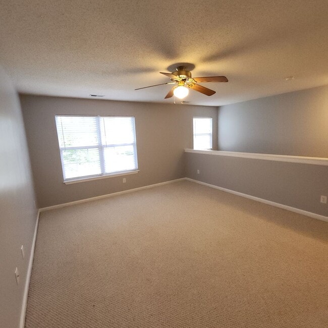 Building Photo - Inviting 2 Story House for Rent in Kerners...