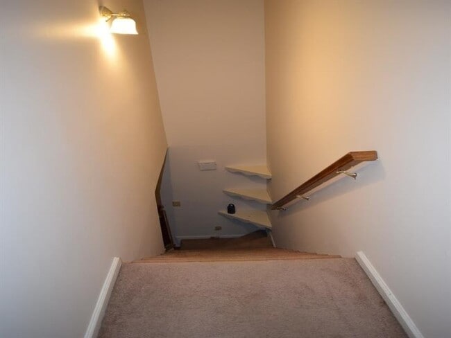 Building Photo - 2065 Vernon Commons