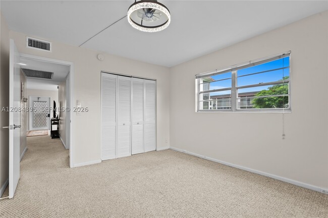 Building Photo - 523 Fanshaw N