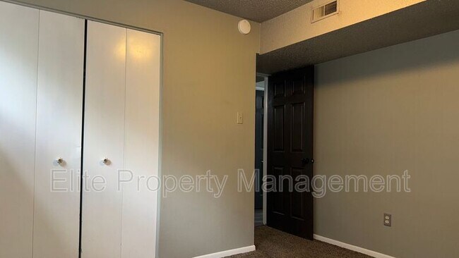 Building Photo - 4030 Ridge Dr