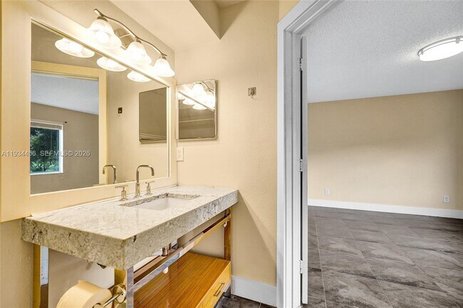 Building Photo - 457 Vista Isles Dr