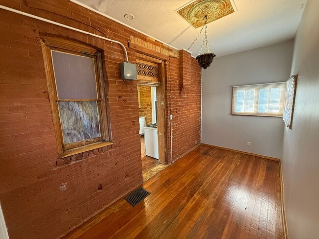 Building Photo - 253 E 5th Ave