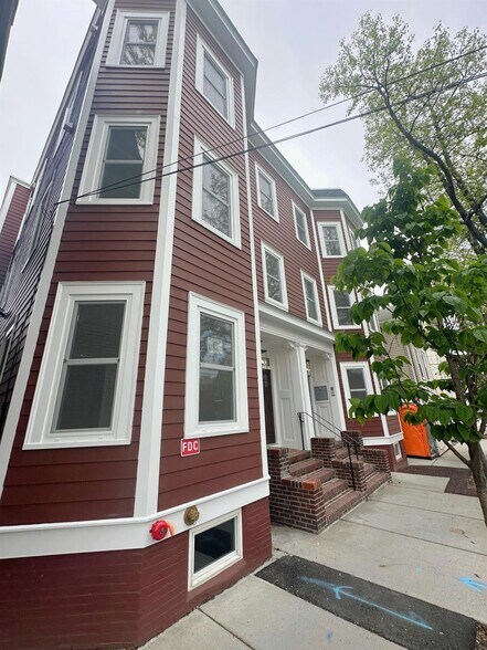 Building Photo - 33 Gore St