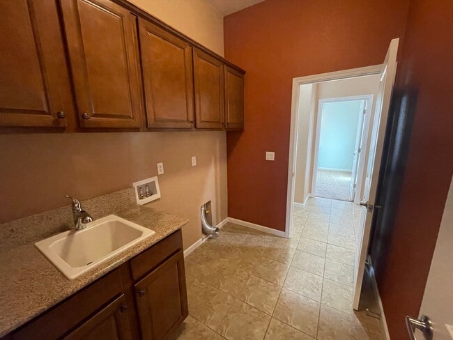 Building Photo - Sparks Home in Gated Community!