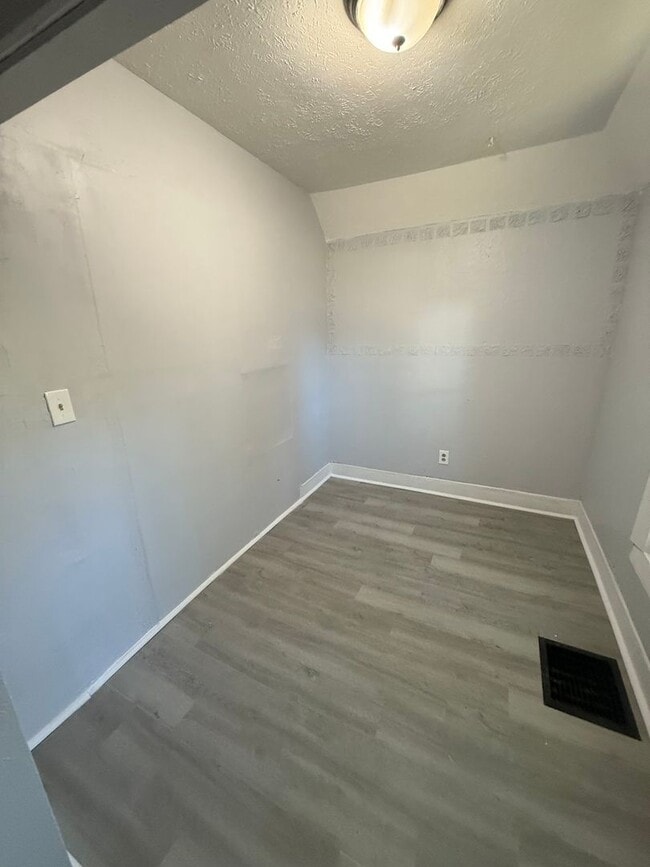 Building Photo - SECTION 8 and EDEN Accepted!! Newly Renovated 2 Br Home!