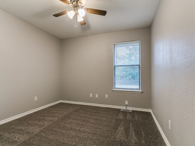 Building Photo - 205 N Rockypoint Dr