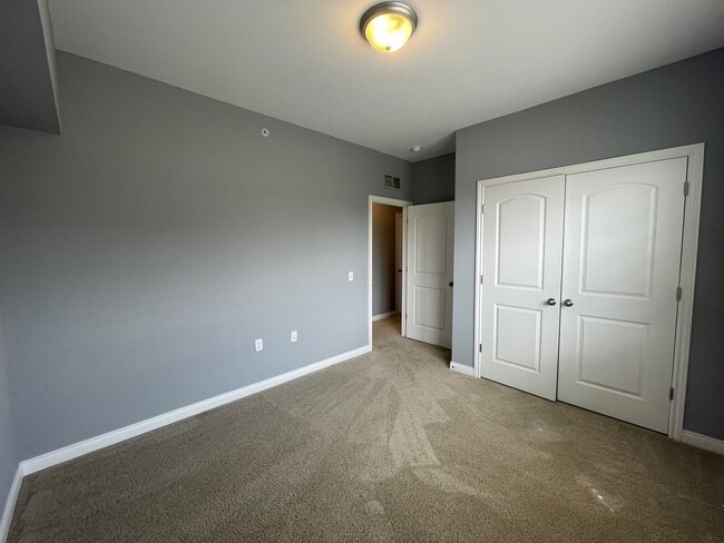 Building Photo - 3-Bedroom, 2-Baths, 1350 SF condo-style apartment, Upper Unit in Shelby Township.