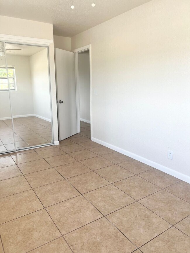 Building Photo - LARGE NEWLY RENOVATED APARTMENTS  Application fee is waived during move in