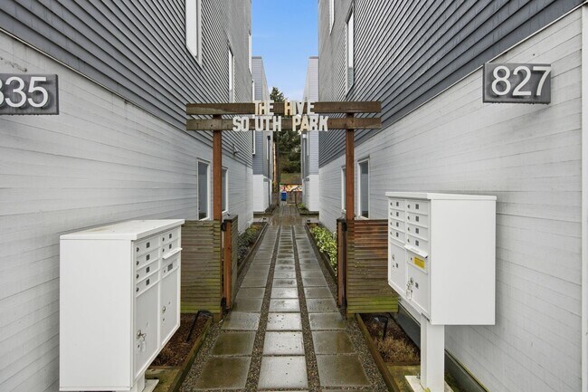 Building Photo - Modern 3BR Townhome with Rooftop Deck Near Downtown Seattle