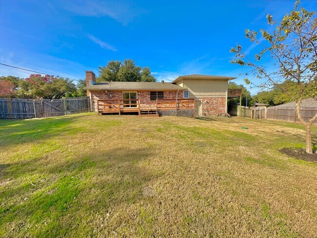 Building Photo - AVAILABLE NOW!