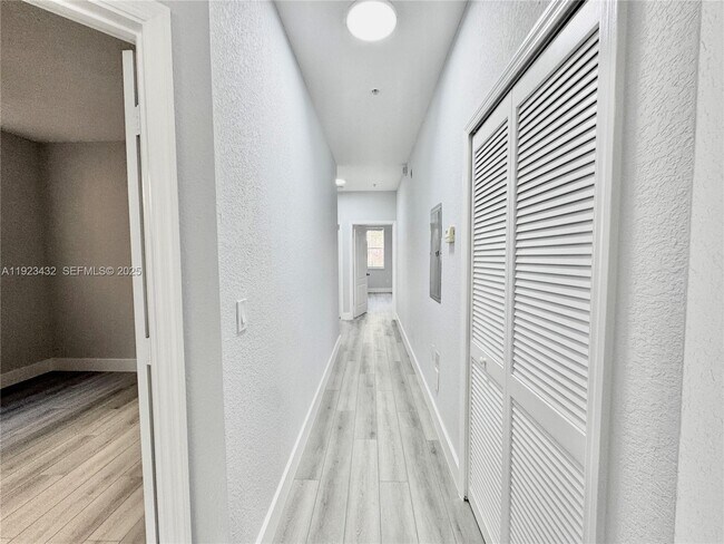 Building Photo - 120 Jacaranda Country Club Dr