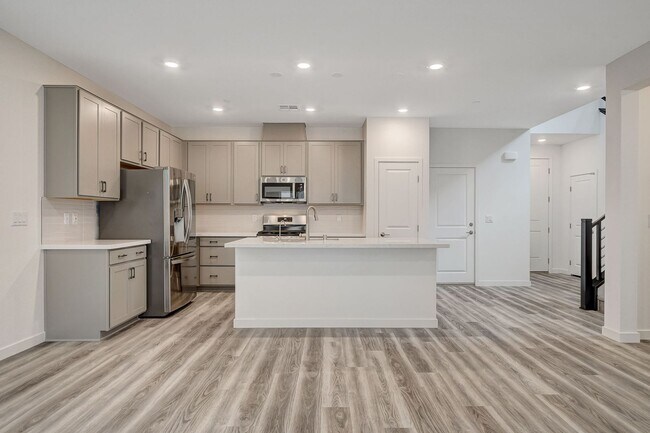 Building Photo - Spacious 3-Bed Summerlin Home with Den, Lo...