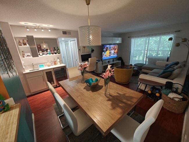 Building Photo - 2208 S Cypress Bend Dr