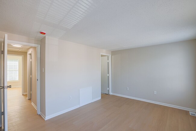 Building Photo - JUST RENOVATED Huge 3 bedroom 3 bathroom t...