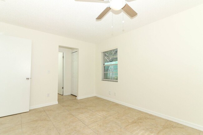 Building Photo - Sanford Home - 3/2 with garage and huge yard