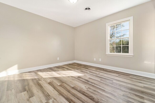 Building Photo - 136 Sandy Dr