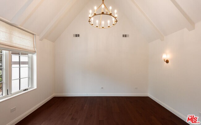 Building Photo - 2607 Beachwood Dr