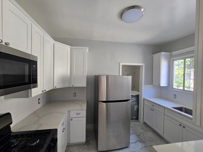 Kitchen - 619 S Sweetzer Ave