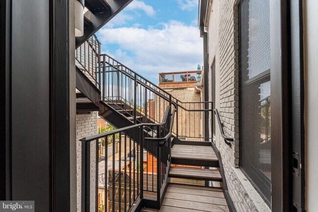 Building Photo - 1327 R St NW