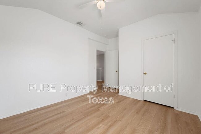 Building Photo - 906 Low Brim Cove