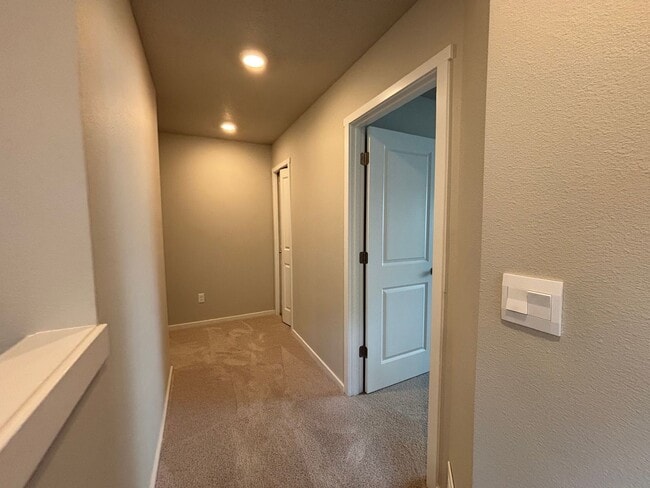 Building Photo - Beautiful 4 Bed/2.5 Bath Plus Office with ...