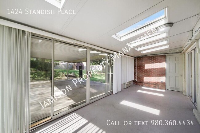 Building Photo - 1424 Standish Pl