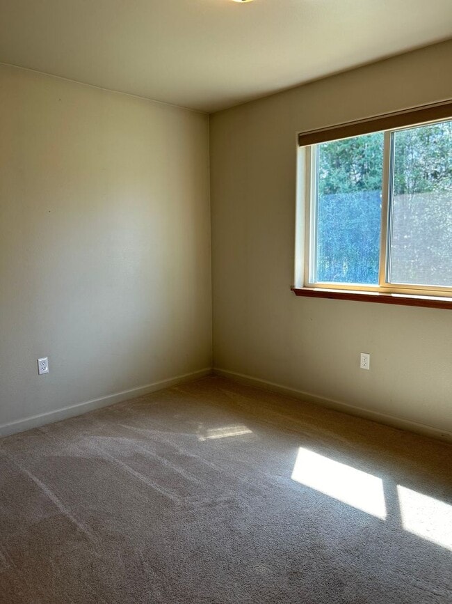 Building Photo - Century 21 Gold Rush - 3 bed, 2 bath (North Pole)