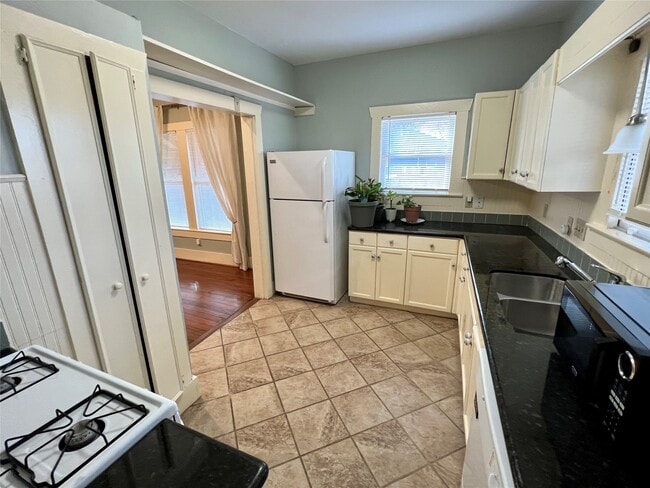 Building Photo - 501 E 28th St