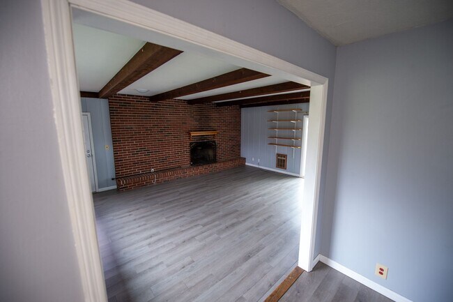 Building Photo - Lovely 3 Bed / 2 Bath in Private Setting--AVAILABLE NOW!!!
