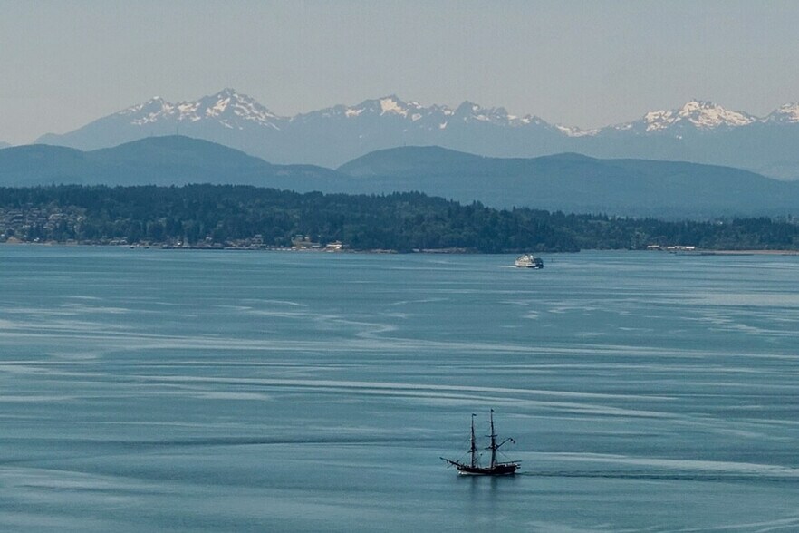 Building Photo - 4091 Hillcrest Ave SW