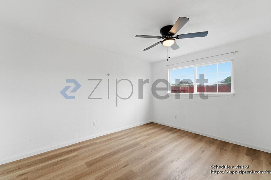 Building Photo - 1657 Knickerbocker Dr