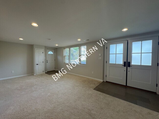 Building Photo - 1109 Hillcrest Dr SW