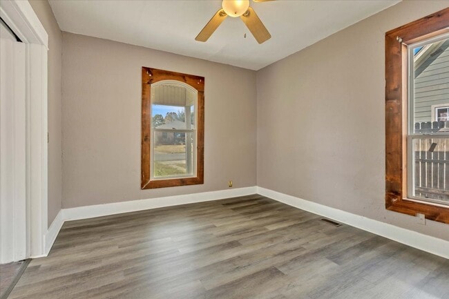 Building Photo - 913 S Hoff Ave