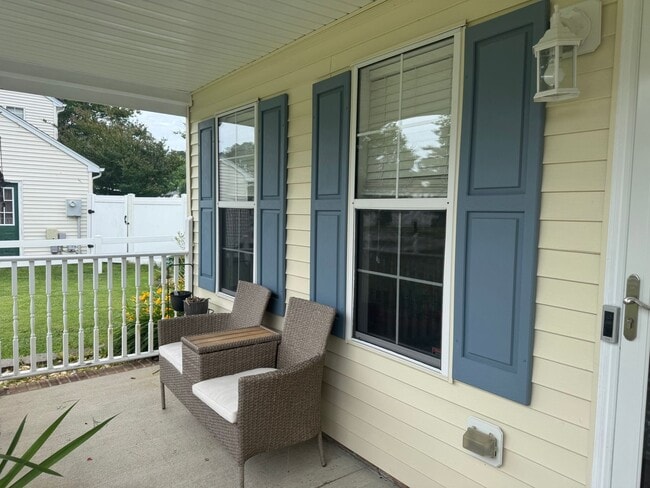 Building Photo - Spacious Three Bedroom Home