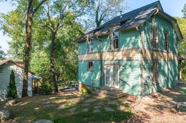 Building Photo - Gorgeous Rustic Renovation in Chicken Hill